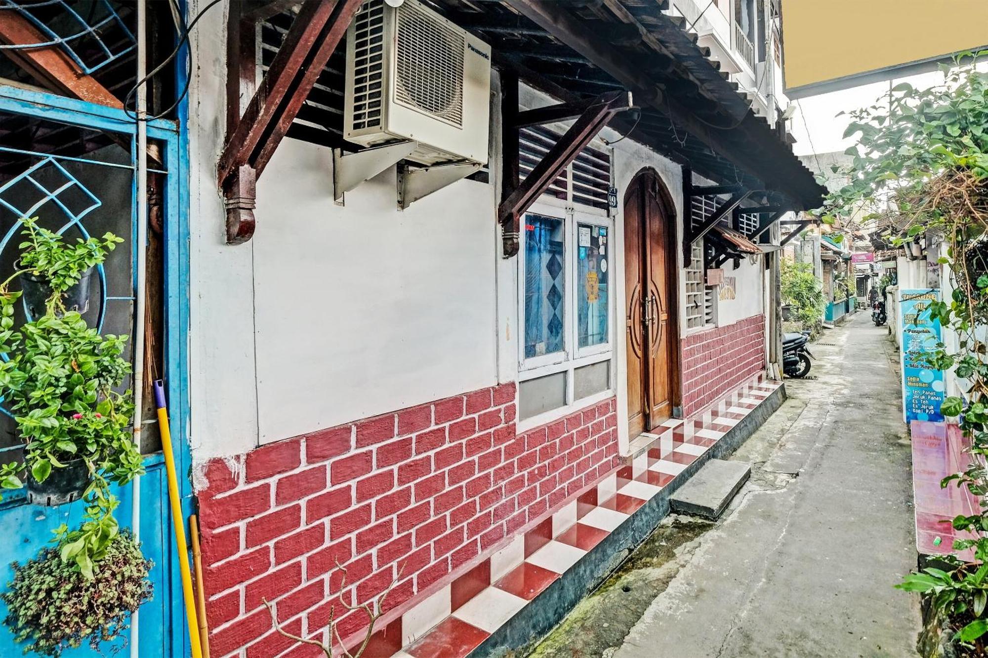 Spot On 91915 Homestay Superman Yogyakarta Exterior photo
